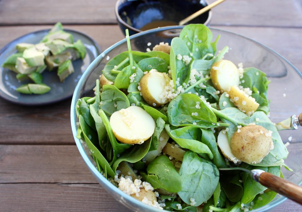 Kartoffelsalat med spinat og hvid quinoa