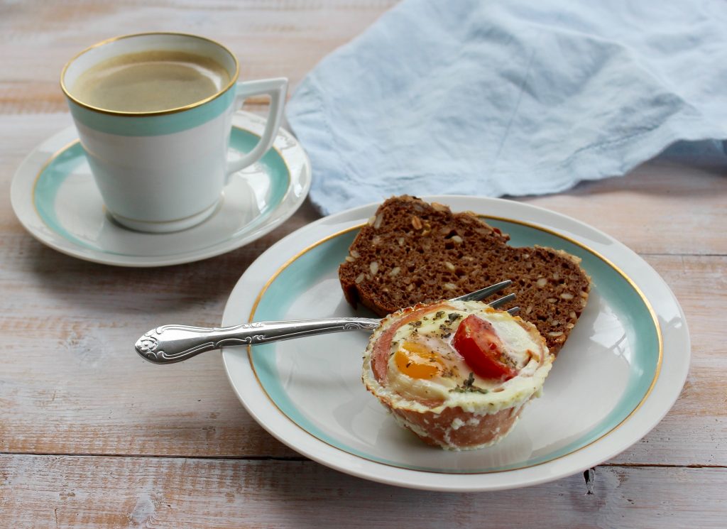 Morgenmadsmuffins æg skinke cherry tomat morgenbord opskrift