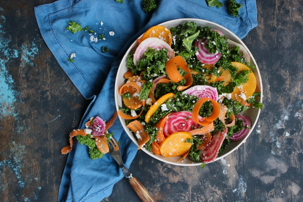 Salat af grønkål med bolsjebeder, kakifrugt og feta 