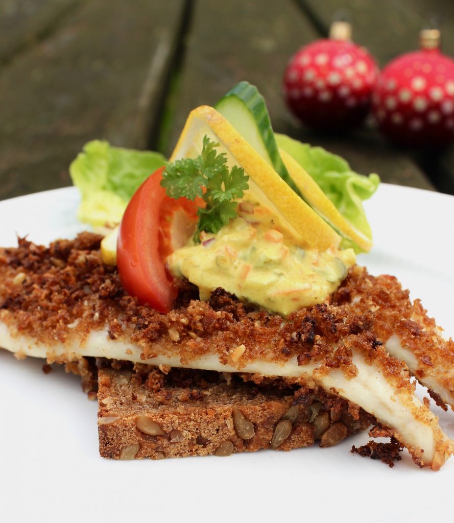 Fiskefilet fuldkorn på rugbrød med citron agurk og tomat