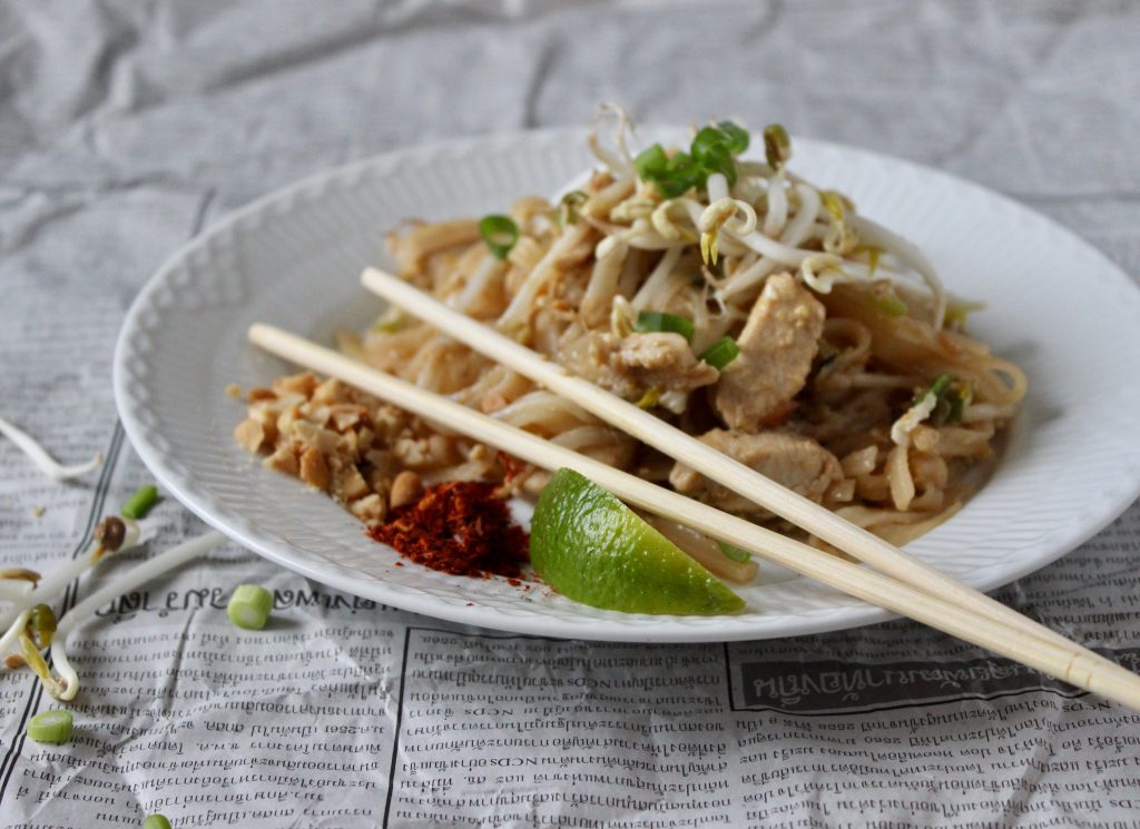 Pad Thai på tallerken med spisepinde