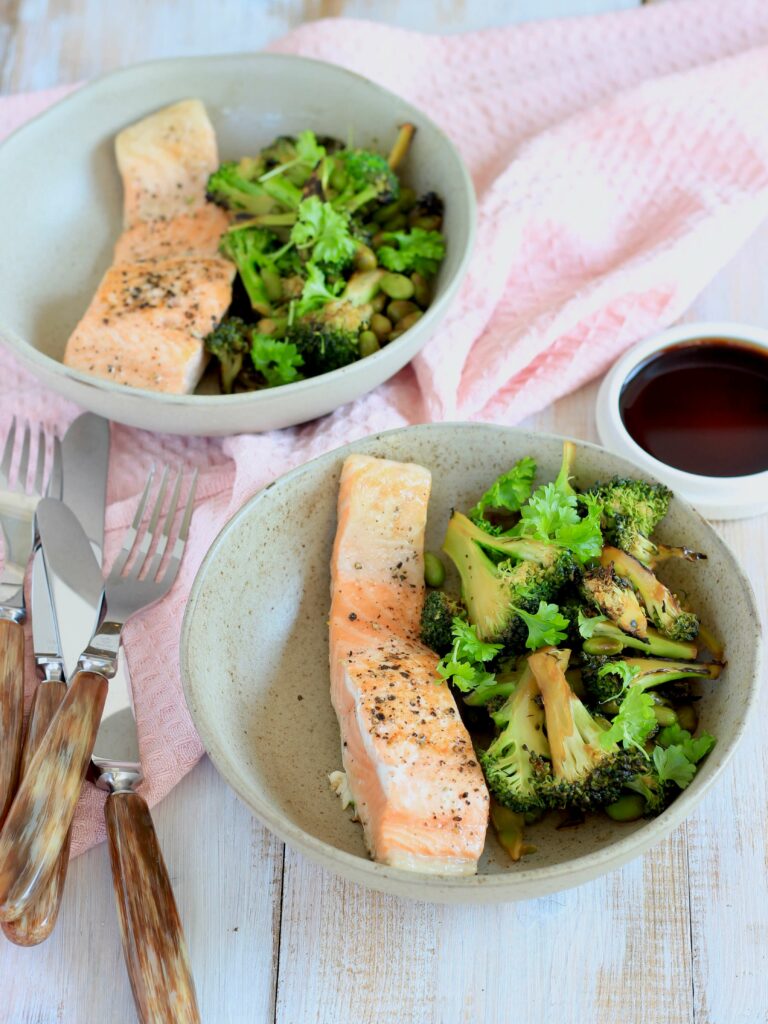 Laks med sojastegt broccoli edamame bønner