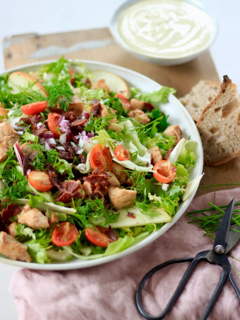 Kyllingesalat bacon karrydressing